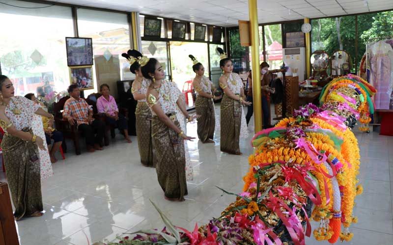 จ้างนางรำแก้บน'แม่แก้วเรือนทอง' หลังส่องขันน้ำมนต์ได้โชคลาภก้อนโต