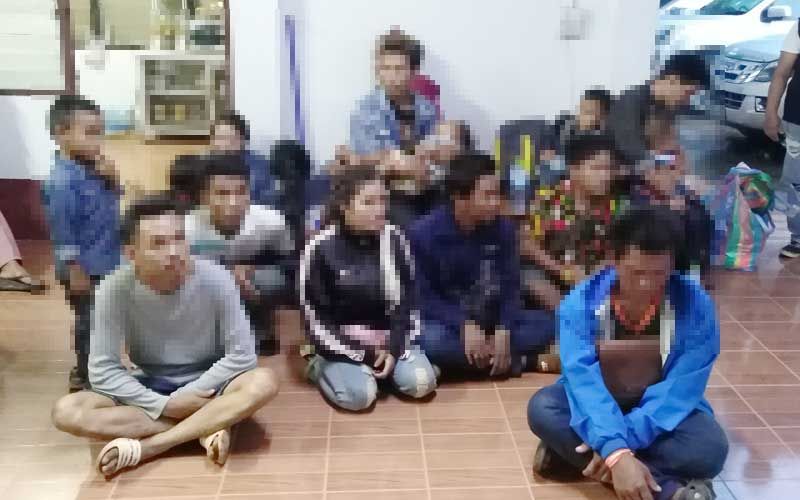 21ชาวลาวหอบลูกหนีจน-แห้งแล้ง หวังขายแรงงานในไทย สุดท้ายโดนตุ๋นเสียเงิน-ถูกจับ