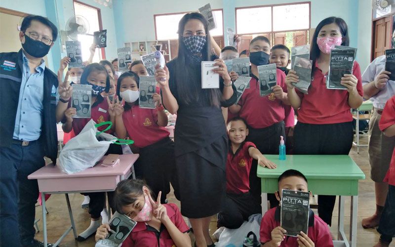 BLUE HOUSE ลงพื้นที่สุพรรณบุรี จัดหา'แมสก์-เจล-เครื่องวัดไข้'ให้6โรงเรียน