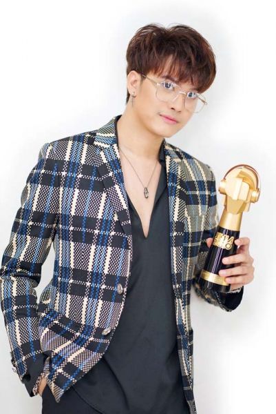 ‘นนท์ ธนนท์’เซอร์ไพร้ส!!  คว้ารางวัล Remake Song Of The Yearจาก Joox Thailand Music Awards 2020