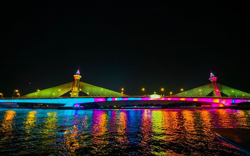 เปิดไฟประดับสะพานข้ามแม่น้ำเจ้าพระยา 13 แห่ง   เนื่องในวันเฉลิมพระชนมพรรษา ครบ 68 พรรษา