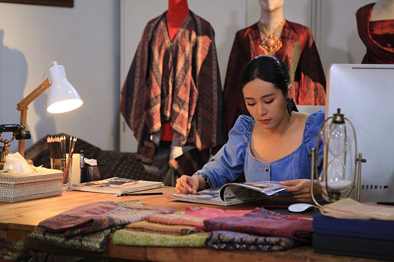 ชื่นชม ‘ใบเฟิร์น’ สวมผ้าไทยประยุกต์ ใน ‘รักแลกภพ’