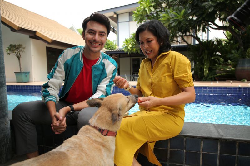 ใครกัน?? แอบย่องกดกริ่งประตูหน้าบ้านยามวิกาลของ 'ท๊อป ดารณีนุช'