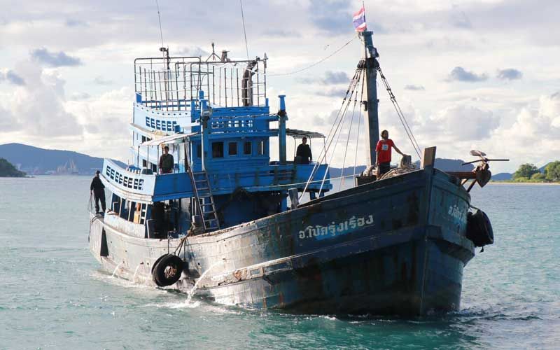 ทรภ.1จับเรือประมงดัดแปลงลอบขนน้ำมันเถื่อนกลางทะเล