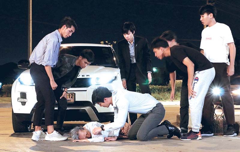 ‘สน-ยุกต์’วิ่งเข้าช่วย‘ป้าสาย’วูบ! หมดสติกลางถนน!