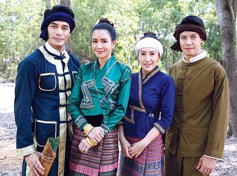 ‘เบนซ์-ต่าย’ถกผ้าซิ่นวิ่งหนีโจร  ‘โอม-ภูมิ’ขี่ม้าขาวปราบโจร กระเจิง!!!