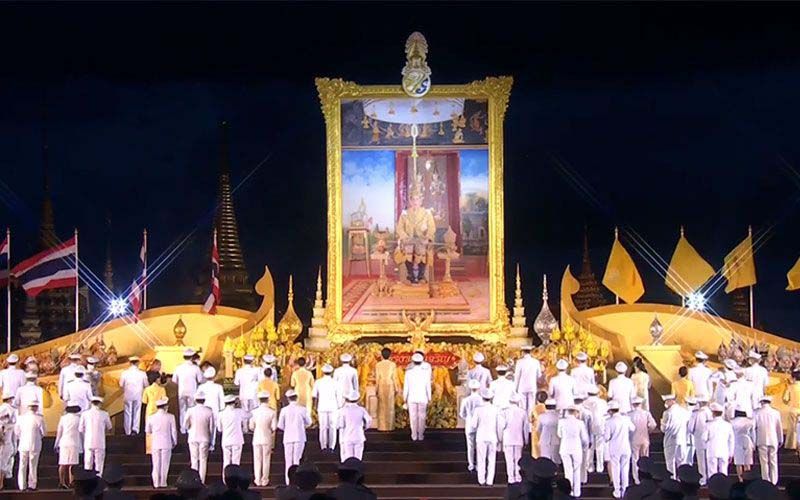 พสกนิกรทั่วหล้า พร้อมใจถวายพระพร‘ร.10’ ตักบาตรพระสงฆ์69รูป