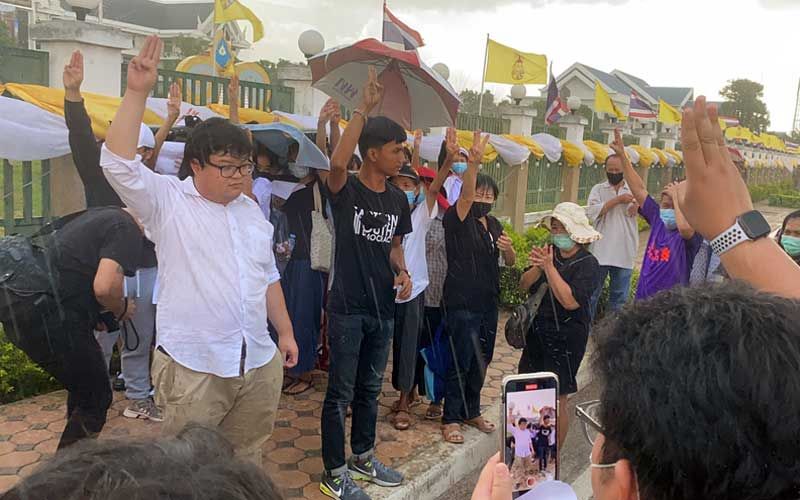 สุพรรณจะไม่ทน! 'เพนกวิน'นำทีมนร.-นศ.บุกศาลากลาง ชุมนุมต่อต้านรัฐบาล