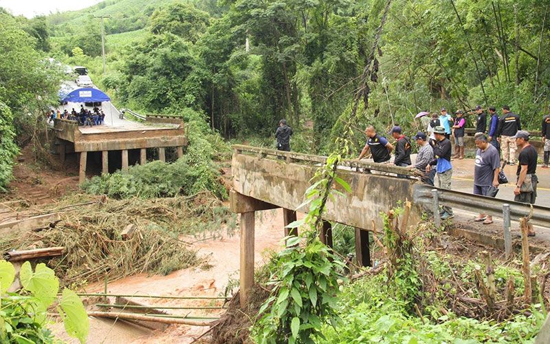 'ผู้ว่าฯน่าน'สั่งเร่งช่วยเหลือหมู่บ้านสะพานขาด ลงพื้นที่ให้กำลังใจ-สำรวจความเสียหาย