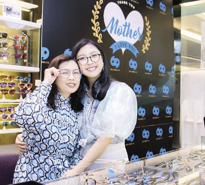 เหล่าคนดังคู่แม่ลูก ฉลองเทศกาลวันแม่ ปี 2020  ช็อปแว่นและตรวจวัดสายตาเป็นของขวัญแทนใจ