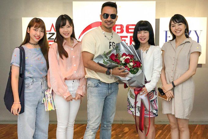 'ครูปิ๋ม ชิไฮนิน' และตัวแทนศิลปินไอดอลหญิง'วง BNK48'มอบดอกไม้ขอบคุณและให้กำลังใจ