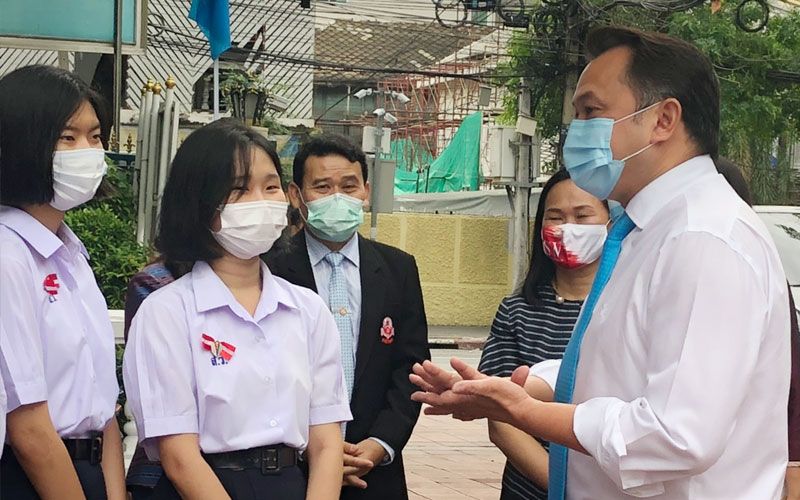 'ครูตั้น'เยี่ยมโรงเรียนตรีวิทยา หลังเปิดเรียน100% คุมเข้มหวั่นโรคระบาดรอบ2