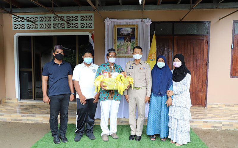 'ในหลวง-พระราชินี'พระราชทานตะกร้าสิ่งของแก่ญาติทหารพราน เสียชีวิตจากเหตุระเบิดชายแดนใต้