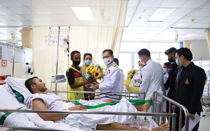 'ในหลวง'พระราชทานดอกไม้-ตะกร้าสิ่งของ แก่จนท.บาดเจ็บเหตุระเบิดสงขลา