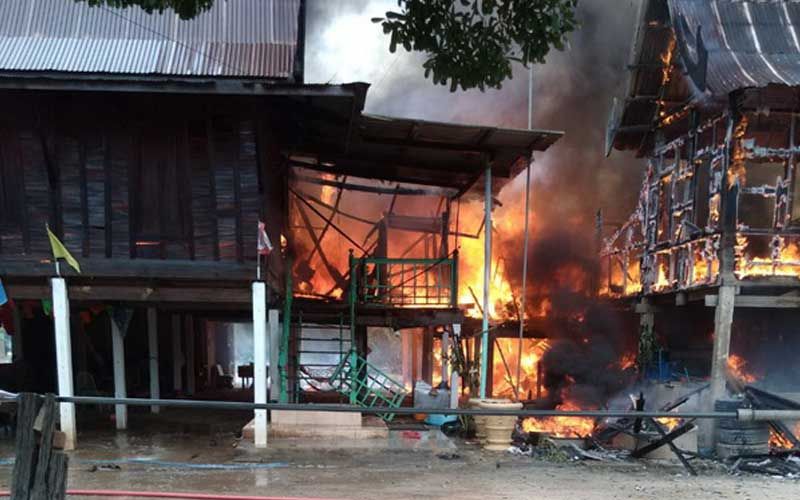 ไฟไหม้‘บ้านทรงไทย’วอด 5 หลังติด ยายทวดวัย 91 ปี-เหลน3คนหนีทัน