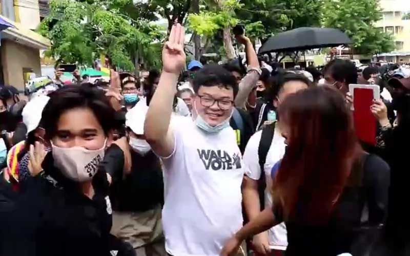 'ม็อบปลดแอก'ตั้งเวทีปิดราชดำเนิน 3หัวโจก'อานนท์-ไมค์-เพนกวิน'โผล่ชุมนุม