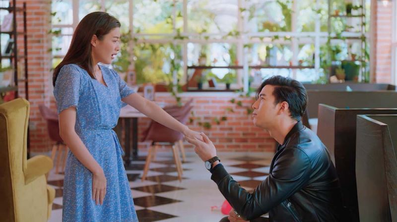 'เบล'ฟินเวอร์! ถูก'โย่ง'คุกเข่าขอแต่งงาน  ใน'สายลับหมากระเป๋าและเสาไฟฟ้า'