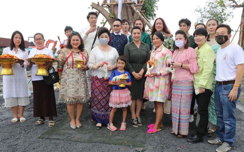 ไฮโซสายบุญผิง สุภาวดี ชวนเพื่อนซี้ ลูกหมี-โก้ ธีรศักดิ์ ร่วมบุญ มอบเป้ให้น้อง