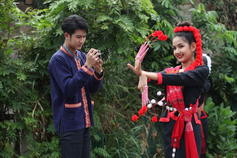 'ภูมิ'ตะลึงความสวย'มะเหมี่ยว'งามอย่างไทย กลางขบวนฟ้อนรำภูไท