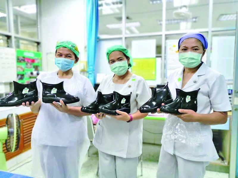 ‘เอ็มแรป’ เปิดโครงการเพื่อสังคม ‘เก็บ เพื่อ กลาย’  แปรรูปฟิล์มถนอมอาหารที่ใช้แล้วเป็น ‘รองเท้าบู๊ต’