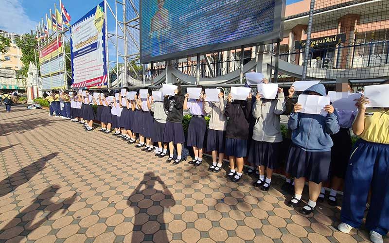 นร.ในหาดใหญ่กว่า 200 คน นัดชุมนุมถือกระดาษเปล่า แสดงจุดยืนต้านเผด็จการ