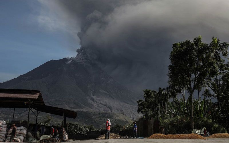 'ภูเขาไฟซินาบุง'ของอินโดนีเซีย ยังปะทุพ่นเถ้าถ่านต่อเนื่อง