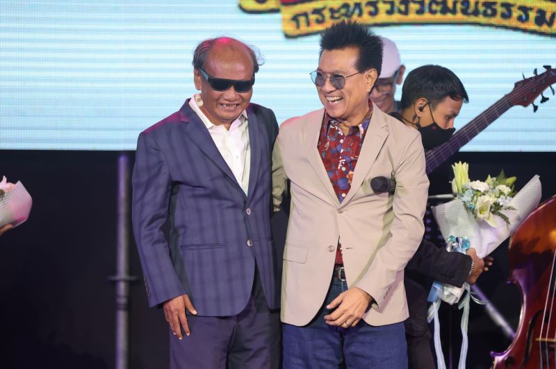 ครั้งแรกของการดวลเพลงระหว่าง'สมบัติ สิมหล้า' และ'ปั่น-ไพบูลเกียรติ'ในงาน'สืบสานดนตรี ศิลปินพื้นบ้าน'