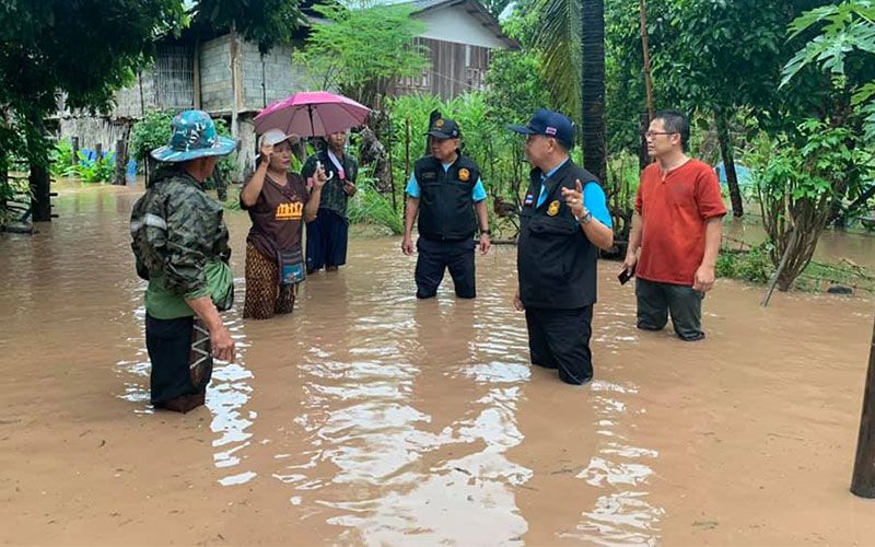'พะเยา'ฝนตกน้ำท่วมบ้าน-ถนน นายอำเภอระดมกำลังเร่งช่วยเหลือ