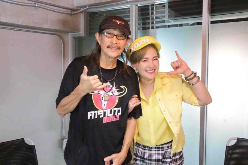 ‘คุณนํ้าผึ้ง-ลักกี้-ยมมี่’ขยับลูกคอ...!!  กับศิลปินแห่งชาติของเมืองสุพรรณ