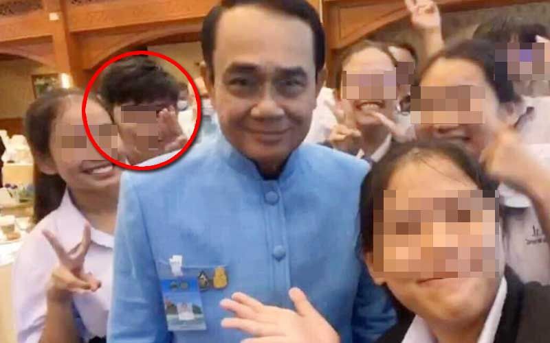 โซเชียลกระหึ่ม! โชว์ภาพเยาวชนชู3นิ้วด้านหลัง'นายกฯตู่'