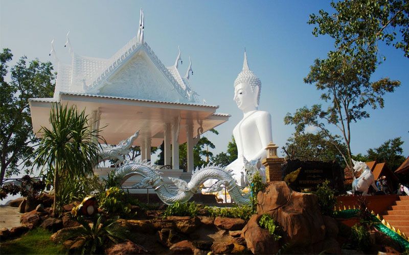 เที่ยวเมืองไดโนเสาร์ เดินขึ้นบันไดนาค กราบ 'พระพรหมภูมิปาโล' บนเขาภูสิงห์