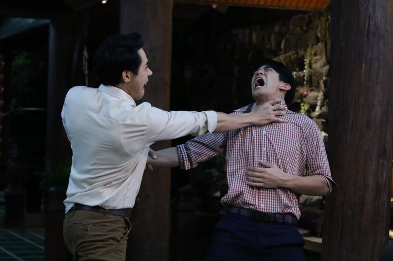 'เบนซ์'ช็อคสติหลุด'ภูมิ'ดักสาดน้ำมนต์'โอม'กลายร่าง ผีดิบ!!