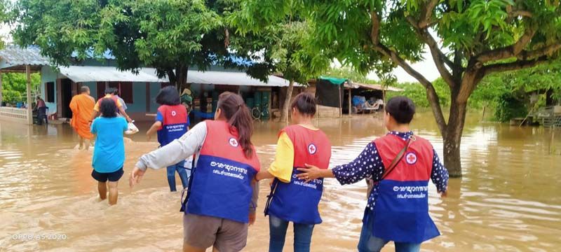 ชมรมอาสายุวกาชาด กศน. รุดช่วยเหลือผู้ประสบอุทกภัยสุโขทัย