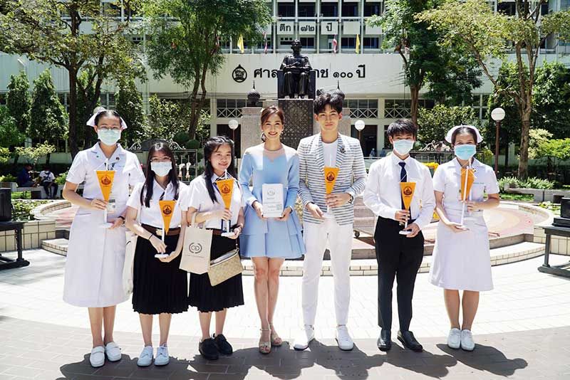 ‘โอห์ม-เทียน’ ร่วมทำธงมหิดล  และเดินรณรงค์รับบริจาค เพื่อผู้ป่วยด้อยโอกาส เนื่องในวันมหิดล