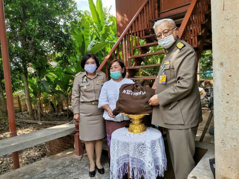'ในหลวง-พระราชินี'พระราชทานเครื่องอุปโภคบริโภคราษฎรประสบอุทกภัย จ.แพร่