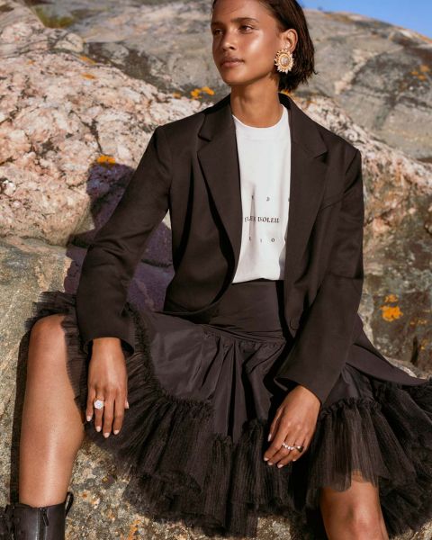 H&M เปิดตัวคอลเล็กชั่นเสื้อผ้าสตรีสไตล์เฟมินิน