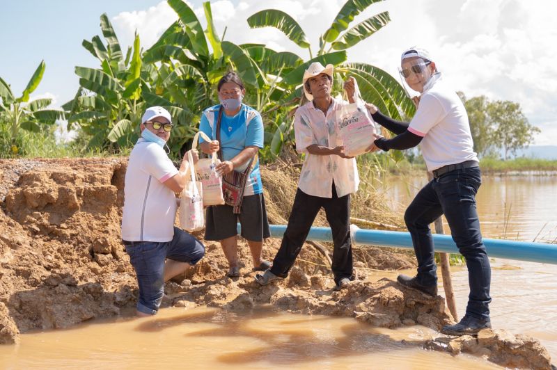 มูลนิธิ เมเจอร์ แคร์ ลงพื้นที่แจกถุงยังชีพ ช่วยเหลือประชาชนที่ประสบอุทกภัยน้ำท่วมใน จ. สุโขทัย