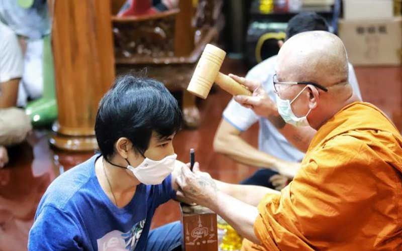 ศิษย์แห่ฝังตะกรุดทองคำท้องแขน 'หลวงพ่ออ๊อด' เกจิดัง 'วัดสายไหม' คึกคัก