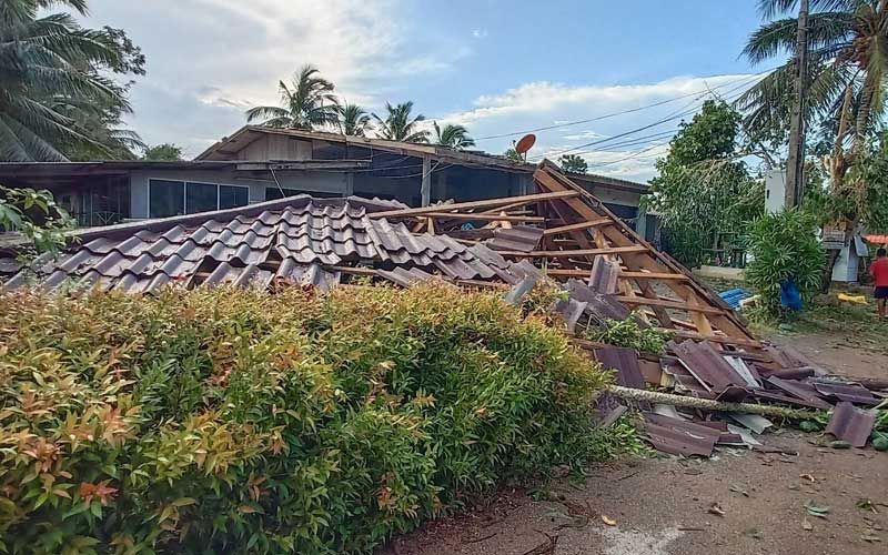 ‘พายุหมุน’พัดถล่มหมู่บ้านพัทลุง ไฟดับ-บ้านพังกว่า 50 ครัวเรือน