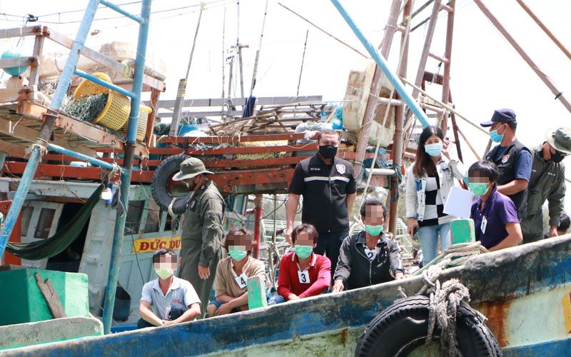 สกัดเรือประมงลอบหาปลาฝั่งไทย จับ11ลูกเรือเวียดนามคัดกรองโควิด-19