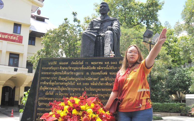 'รุ้ง'วางพวงหรีดหน้ารูปปั้น'ปรีดี'  ประณาม มธ.ห้ามชุมนุมในมหาลัย