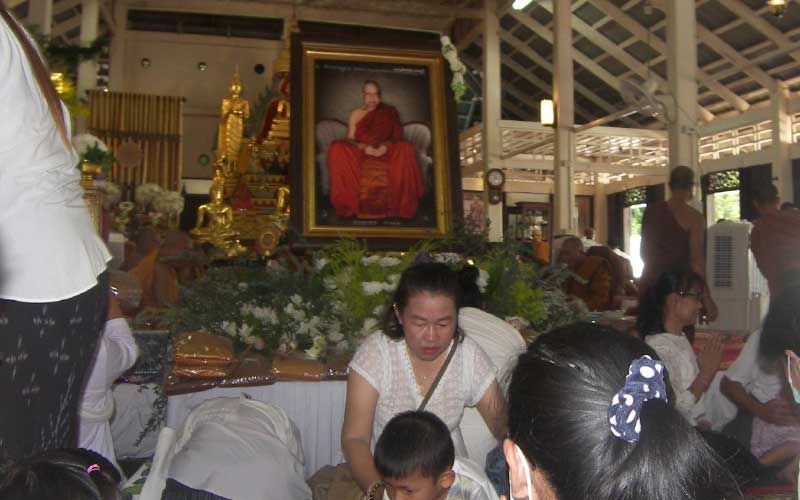 พุทธศาสนิกชนแห่กราบสรีระ‘หลวงปู่สิงห์ทอง ปภากโร’เกจิดังแห่งเมืองบั้งไฟ