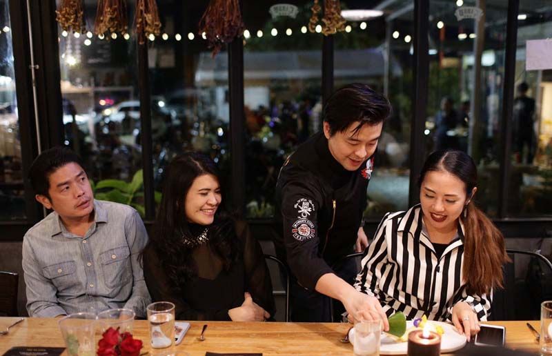 เชฟนักบิดกับดินเนอร์การกุศลเพื่อสังคมมื้อแรก