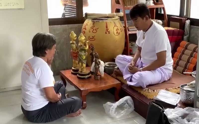 ฮือฮา! กุมารทองแฝงร่างหญิงวัย 50 ปี  หลังอัญเชิญ 4 องค์มาที่เรือนเพชร พลอย