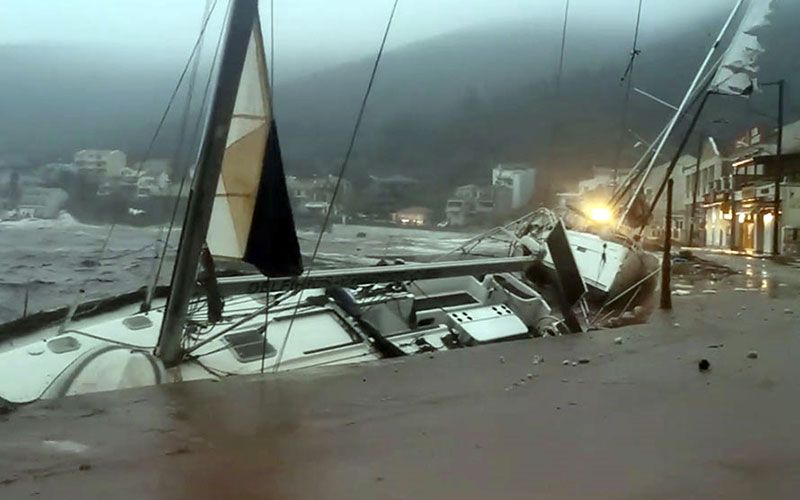 ไซโคลนถล่มกรีซ! บ้านเรือนปชช.เสียหายหนัก เรือจอดริมฝั่งทะเลจมหลายลำ