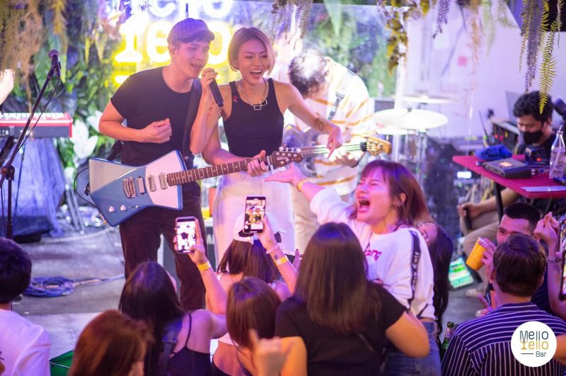 'โม ปริณาห์' เปิดตัวคาเฟ่ 'Mello Yello Bar'กับคอนเสิร์ตวงเคลียร์ 'แพท-เคลลี่' ร่วมยินดี