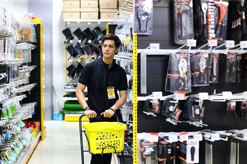 ‘ฟลุ๊ค-พงศกร’เปิดซิงงานแสดง ควักกระเป๋าซื้อหนังสือศึกษาบท‘เมค มันนี่ฯ’