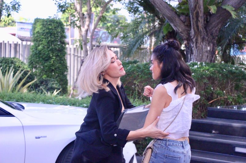 น้องใหม่มาแรง!'นาเดีย-สุภาวดี'มือปราบเมียน้อย ปาไข่เน่าอัดใส่รถเบนซ์'มัมพลอย'