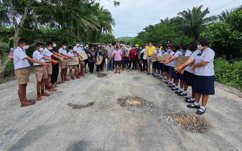 ช่วยด้วย!!! นร-ชาวบ้านชุมพรร้องเดือดร้อนหนัก รถบรรทุกหินวิ่งทำถนนพัง