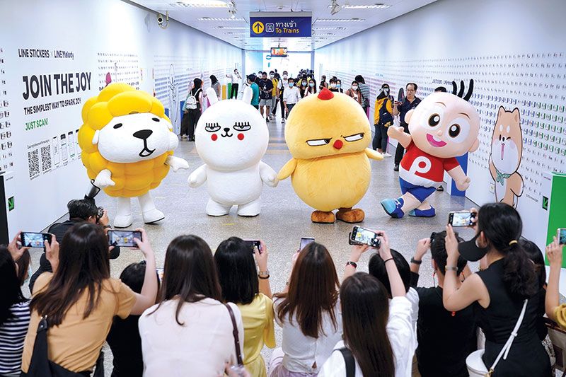 สติ๊กเกอร์โดนใจ ในอุโมงค์ Art Gallery